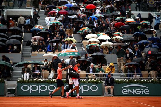 Halve finale Roland Garros tussen Djokovic en Thiem gestaakt door regen: zaterdag verder