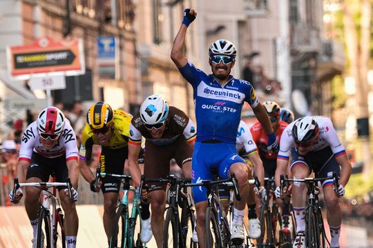 Alaphilippe wint kort sprintje tussen eliterenners en pakt Milaan-Sanremo