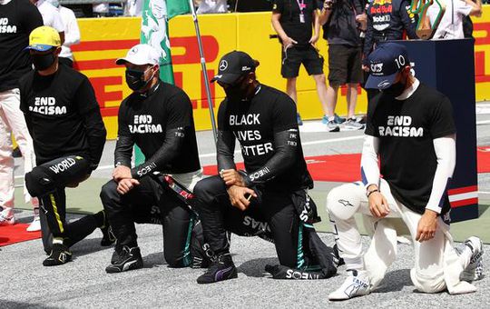 Hamilton: ‘Bij Ferrari werken duizenden mensen, maar ze doen niks tegen racisme’
