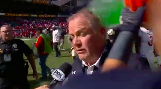🎥 | Blije footballcoach krijgt ijsbad van eigen spelers terwijl hij met de pers praat
