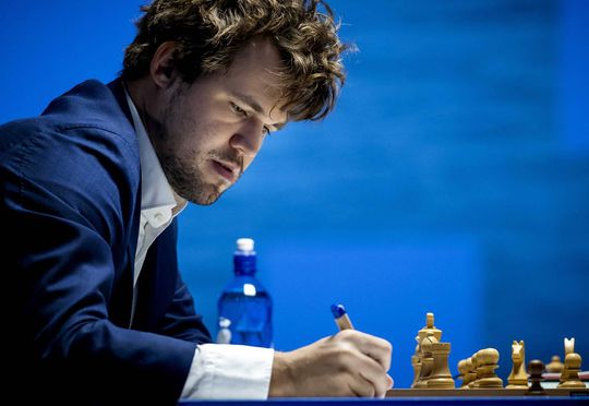 Zeldzame nederlaag: schaakgrootheid Magnus Carlsen verliest na 4 jaar weer eens