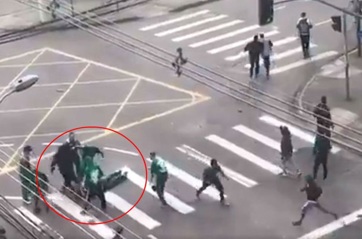 Braziliaanse hooligans slaan en schoppen fan van rivaal (video)