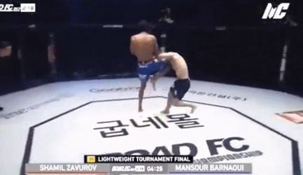 Neef van Khabib gaat meteen slapen na knalharde kniestoot van tegenstander (video)