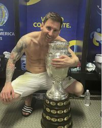 Lionel Messi verslaat Ronaldo op Instagram met 20 miljoen likes op foto met Copa América