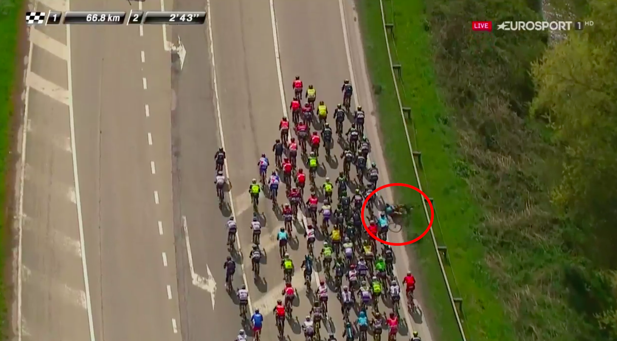 Valgren klettert hard op z'n gezicht na val in de Pijl (video)