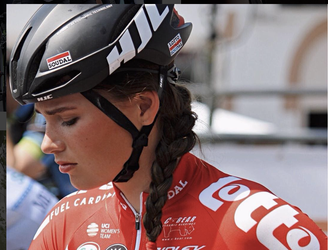 Puck Moonen knalt op obstakel en belandt in het ziekenhuis (foto)