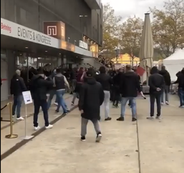 🎥| Vechtende hooligans van Feyenoord en Young Boys laten stoeltjes door de lucht vliegen