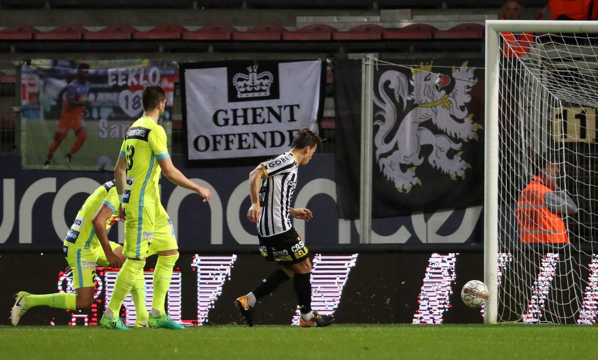 Charleroi-speler krijgt rookbom naar z'n kop na doelpunt