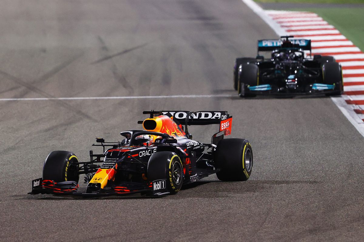 Puntje van je stoel! Verstappen probeert het, maar moet zege in Bahrein aan Hamilton laten