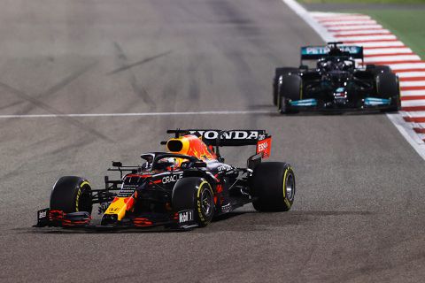 Puntje van je stoel! Verstappen probeert het, maar moet zege in Bahrein aan Hamilton laten