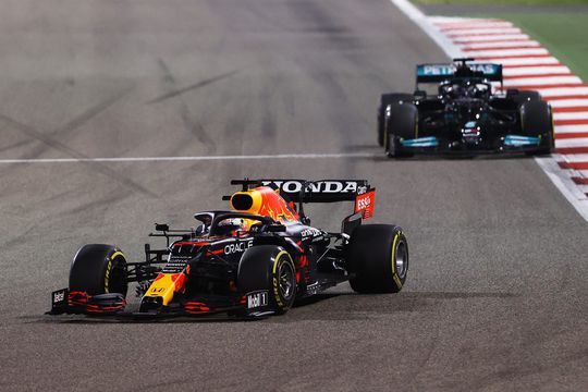 Puntje van je stoel! Verstappen probeert het, maar moet zege in Bahrein aan Hamilton laten
