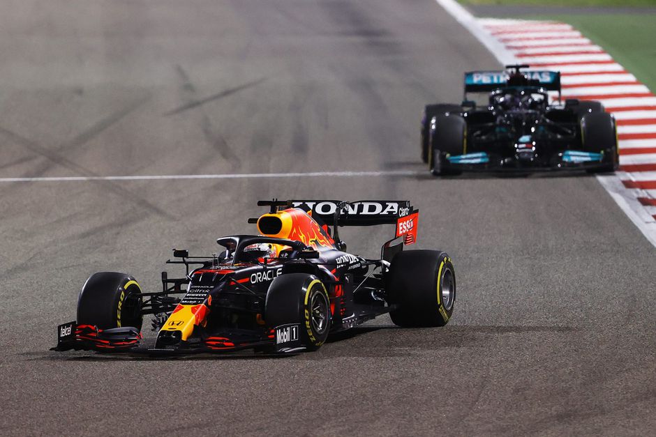 Puntje van je stoel! Verstappen probeert het, maar moet zege in Bahrein aan Hamilton laten