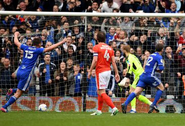 Dom Huddersfield zet B-elftal in en ligt zwaar onder vuur in Engeland