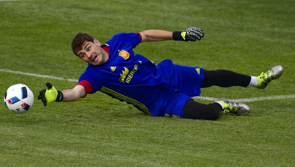 35-jarige Casillas stopt pas als Buffon (38) ermee kapt
