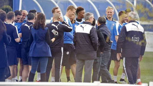 Leicester-spelers trainen met lichte kater daags na kampioenschap