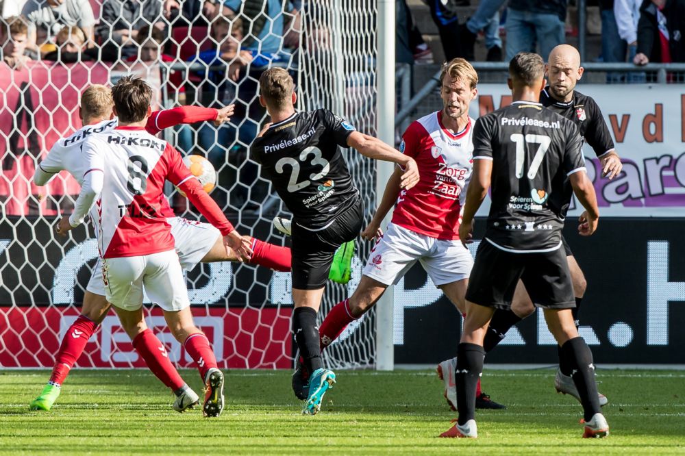 Promovendus Emmen pakt 3 punten tegen 10 man FC Utrecht