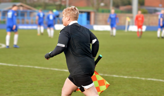 HAHA! Wasmevrouw redt Engels potje voetbal door vlag op te pakken (video)