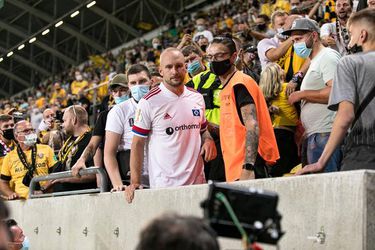 HSV-verdediger na vechten op de tribune: 3 duels schorsing, in quarantaine en 8000 euro boete