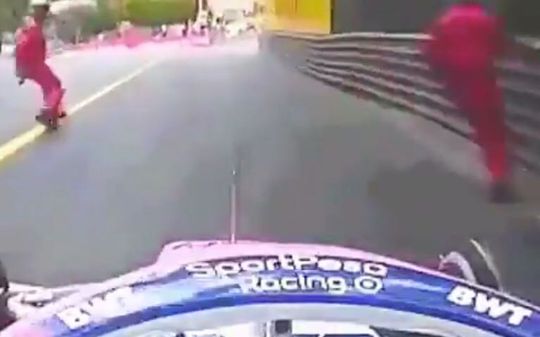Holy sh*t! Sergio Pérez reed tijdens GP van Monaco bijna 2 marshalls overhoop! (video)