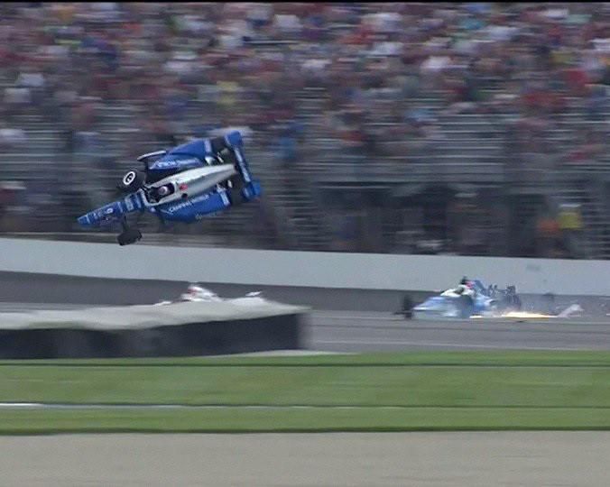 WTF! Dixon ontsnapt aan de dood in Indy500 (video)