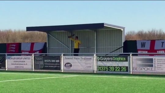 Witham Town-supporter gaat 90 minuten lang in z'n eentje uit z'n plaat (video)