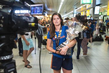 Fotoserie: Oppermachtige wereldkampioenen hockey warm onthaald op Schiphol