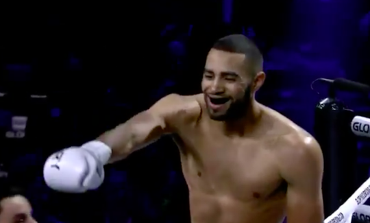Eyevan Danenberg verslaat Fransman na gevaarlijke knie op het lichaam (video)