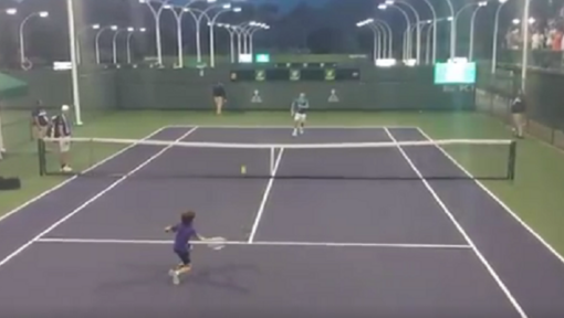 Kleine tennisboy is sneller dan verwacht en smasht Djokovic van de baan (video)