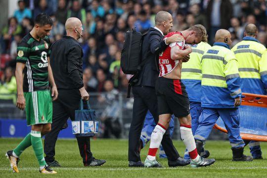 Botsing met Steven Berghuis kost PSV'er De Jong een nachtje ziekenhuis