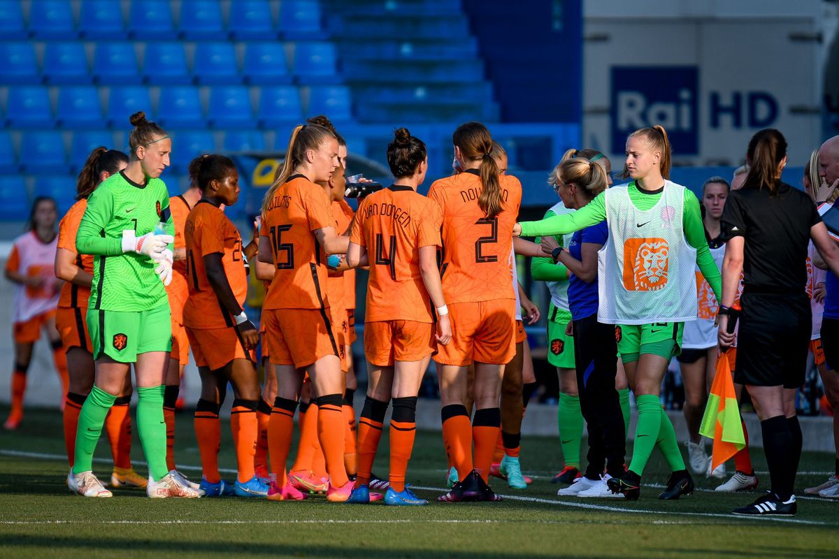 Oranje Leeuwinnen spelen gelijk tegen Canada in doelpuntenfestival