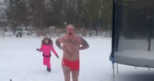🎥 | Knettergekke Andy van der Meijde rent in onderbroek door de sneeuw 😂❄️