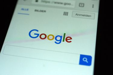 LOL: Braziliaanse ballenjongen jat mobiele telefoon van trainer tijdens wedstrijd