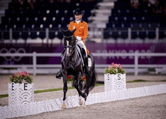 Nederlandse dressuurploeg 5e, goud voor Duitsland