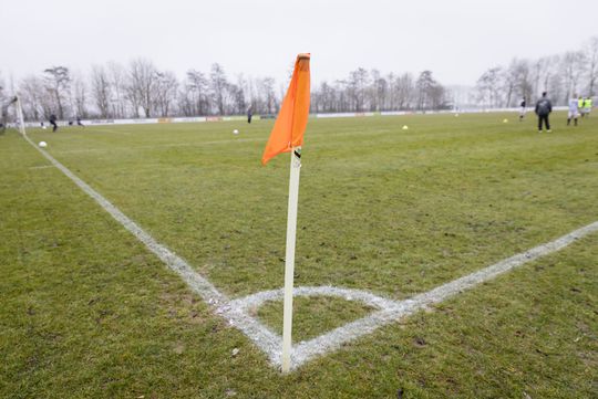 Amateurclubje heeft ontzettend veel mazzel dat scheids het veld afkeurt
