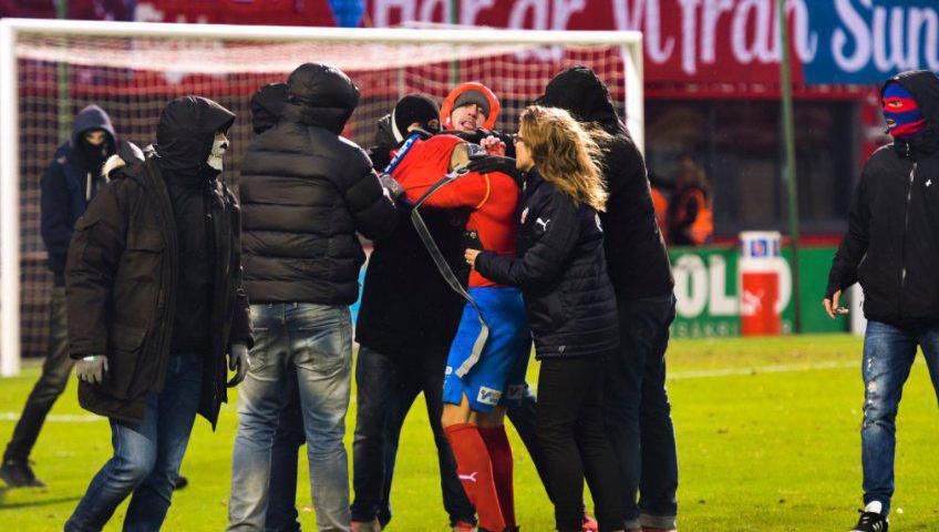 Hooligans vallen zoon van ex-Feyenoorder Larsson aan na degradatie in Zweden