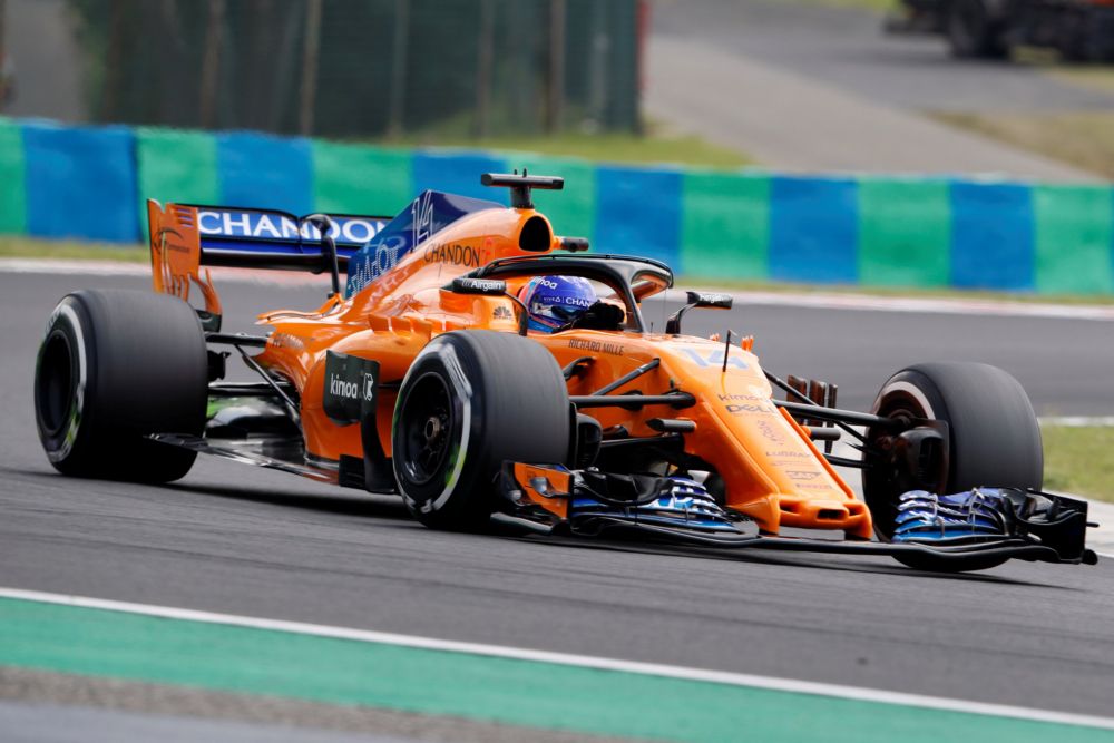 F1-coureur Lando Norris mag op stage in auto van Alonso