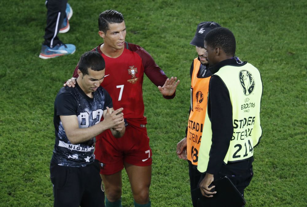 Ronaldo's selfie met overenthousiaste fan duikt op