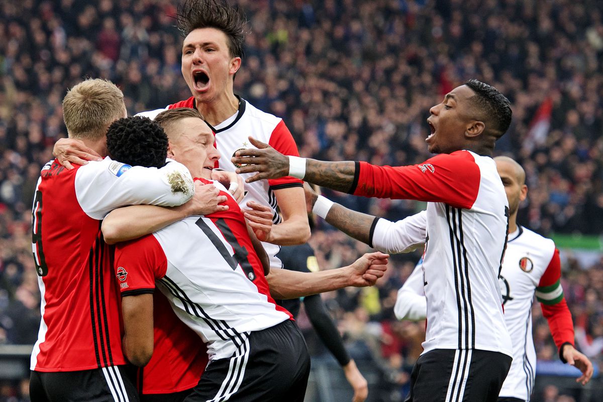 Feyenoord wint krankzinnig voetbalgevecht van PSV: 2-1