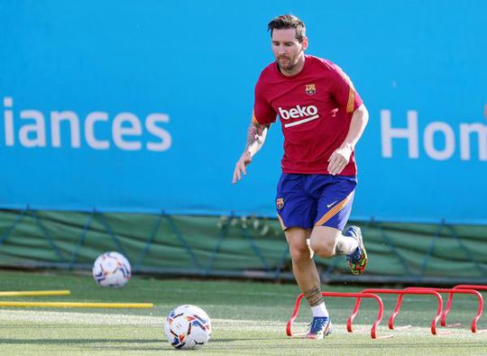 Ronald Koeman begroet Lionel Messi voor het eerst op de groepstraining