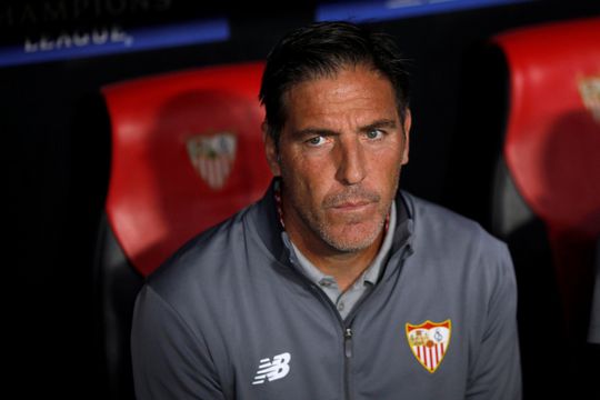 Trainer Berizzo leidt training Sevilla alweer na kankeroperatie