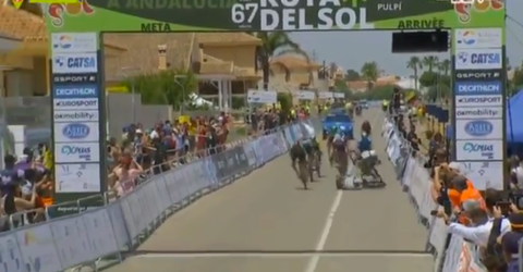 🎥 | Antwan Tolhoek 2e in Ruta del Sol, Daryl Impey en Robert Stannard onderuit in sprint