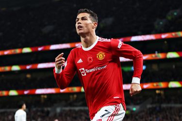 🎥 | B-E-A-U-T-Y! Fernandes en Cristiano Ronaldo vinden elkaar blindelings 🤩