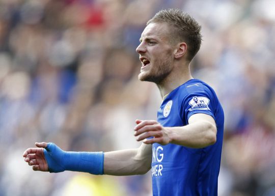 Vardy van held naar schlemiel na domme schwalbe (video)