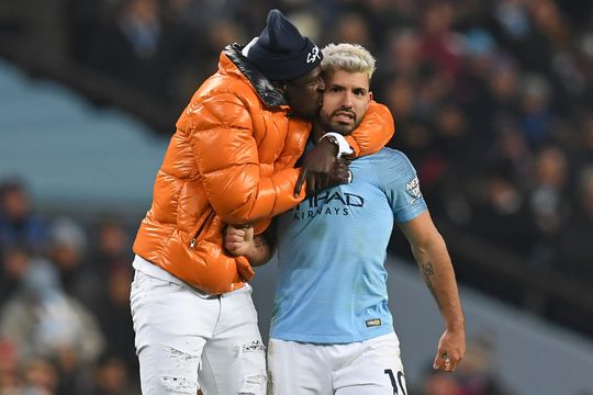 Geblesseerde Mendy rent veld op en wordt bijna onderuitgehaald door stewards (video)
