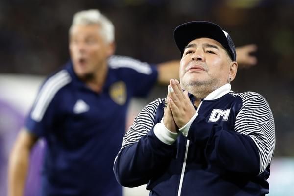 'Maradona heeft hersenbloeding en moet met spoed geopereerd worden'