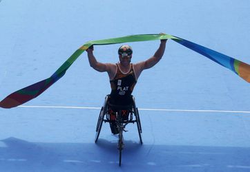 Held! Paralympisch kampioen Jetze Plat zet werelduurrecord handbiken neer