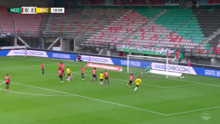 🎥 | Sidney van Hooijdonk poeiert een vrije trap heerlijk in de kruising