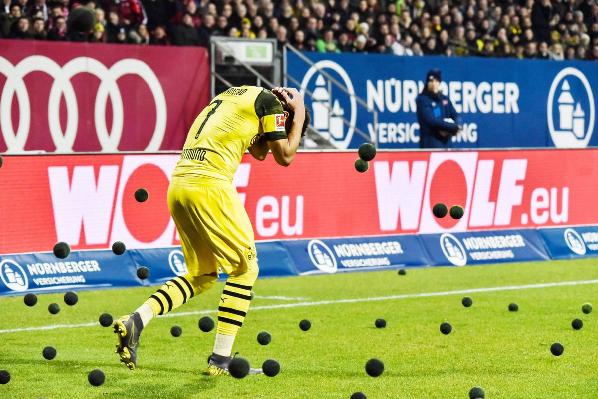 Nürnberg-Dortmund tot 2 keer toe gestaakt door zwarte tennisballen en grote middelvingers (foto's)