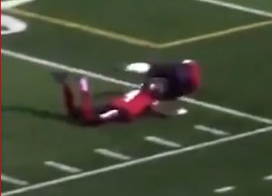 LOL! American Footballer sprint keihard verkeerde kant op (video)