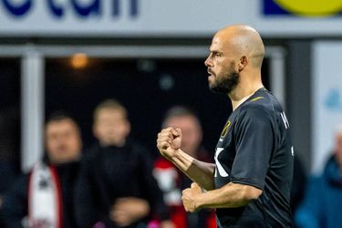 Lex Immers over de 'bijna-vechtpartij' tussen fans van FC Emmen en NAC-spelers: 'Er werden wat dingen gegooid'